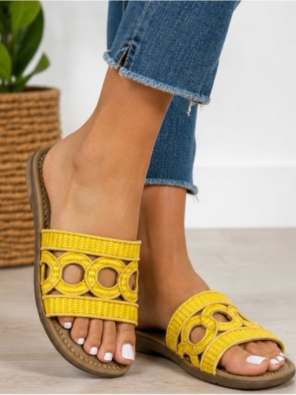 Cliffs by White Mountain Yellow Woven Circle Slide Sandals Women’s Size 6.5M